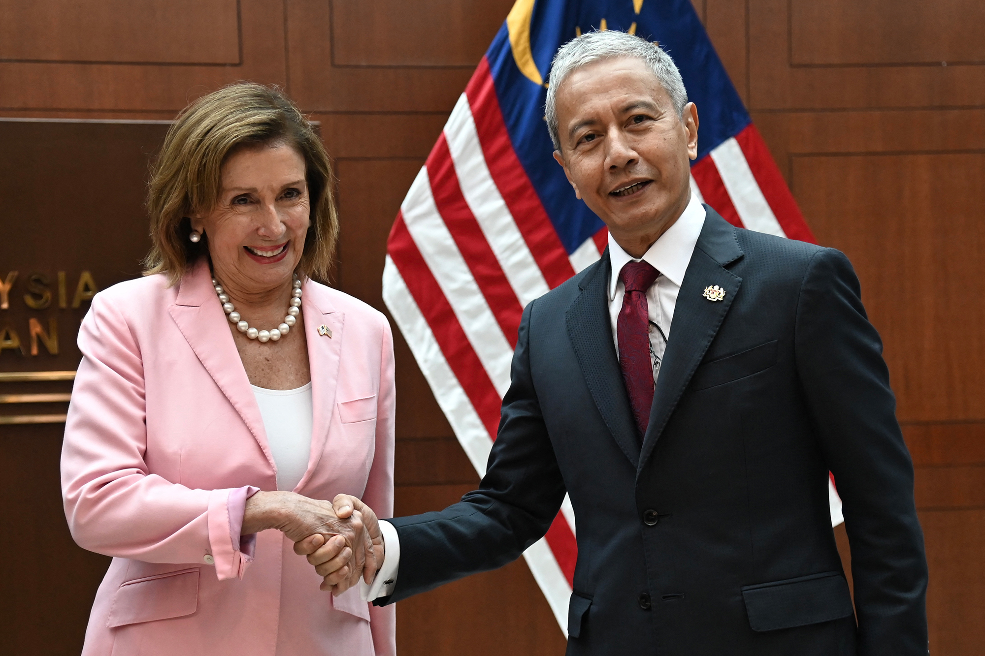 Nancy Pelosi mit ihrem Amtskollegen Azhar Azizan Harun im Parlament in Kuala Lumpur (Bild: Nazri Rapaai/Malaysia Department of Information/AFP)
