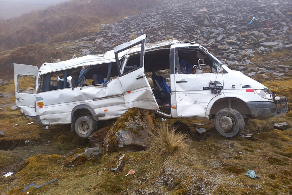 Dieser Kleinbus fiel in den peruanischen Anden 100 Meter in die Tiefe (Bild: Peruvian National Police/AFP)