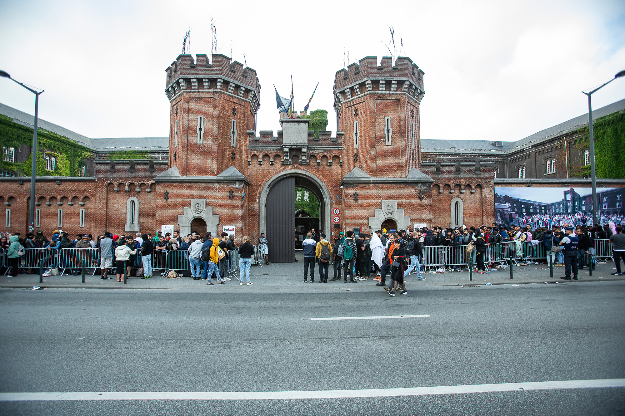 Asylsuchende vor dem Auffangzentrum Petit-Château in Brüssel (Archivbild: James Arthur Gekiere/Belga)