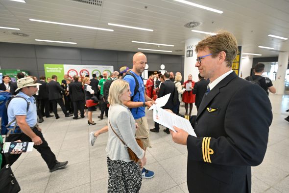 Pilot bei einem Aktionstag am Brüsseler Flughafen im Juni (Bild: Eric Lalmand/Belga)