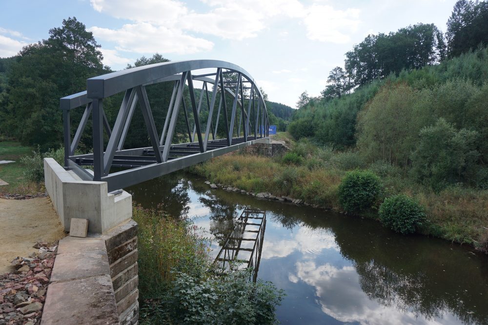 Ravel-Brücke über der Our bei Auel nimmt Form an