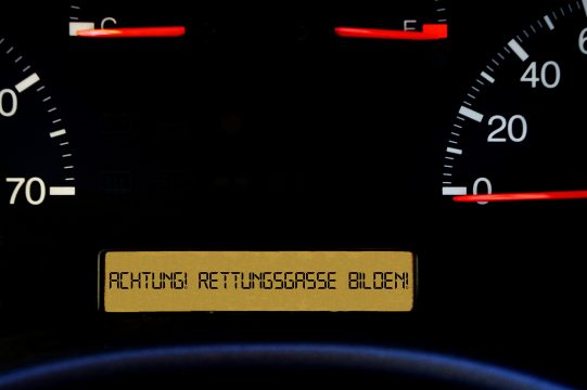 Rettungsgasse bilden (Illustrationsbild: © stadtratte/Panthermedia)