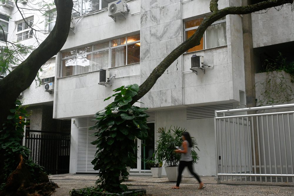 In diesem Appartementgebäude lebten der deutsche Konsul und sein Ehemann aus Belgien (Bild: Andre Borges/AFP)