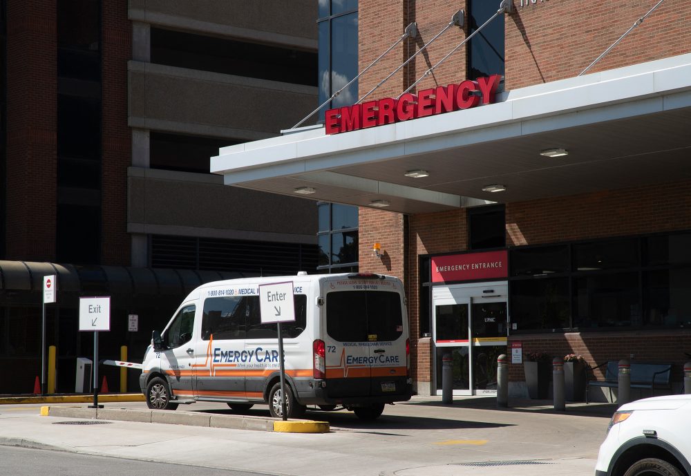 Salman Rushdie wird noch im Krankenhaus behandelt (Bild: Jorge Uson/AFP)