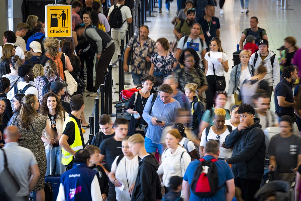 Schlangen am Flughafen Schiphol am Sonntag (Bild: Freek van den Bergh/ANP/AFP)