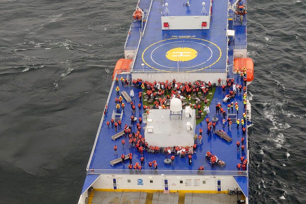 Passagiere versammeln sich auf einem Außendeck der "Stena Scandica" (Bild: John Jonsson/various sources/AFP)