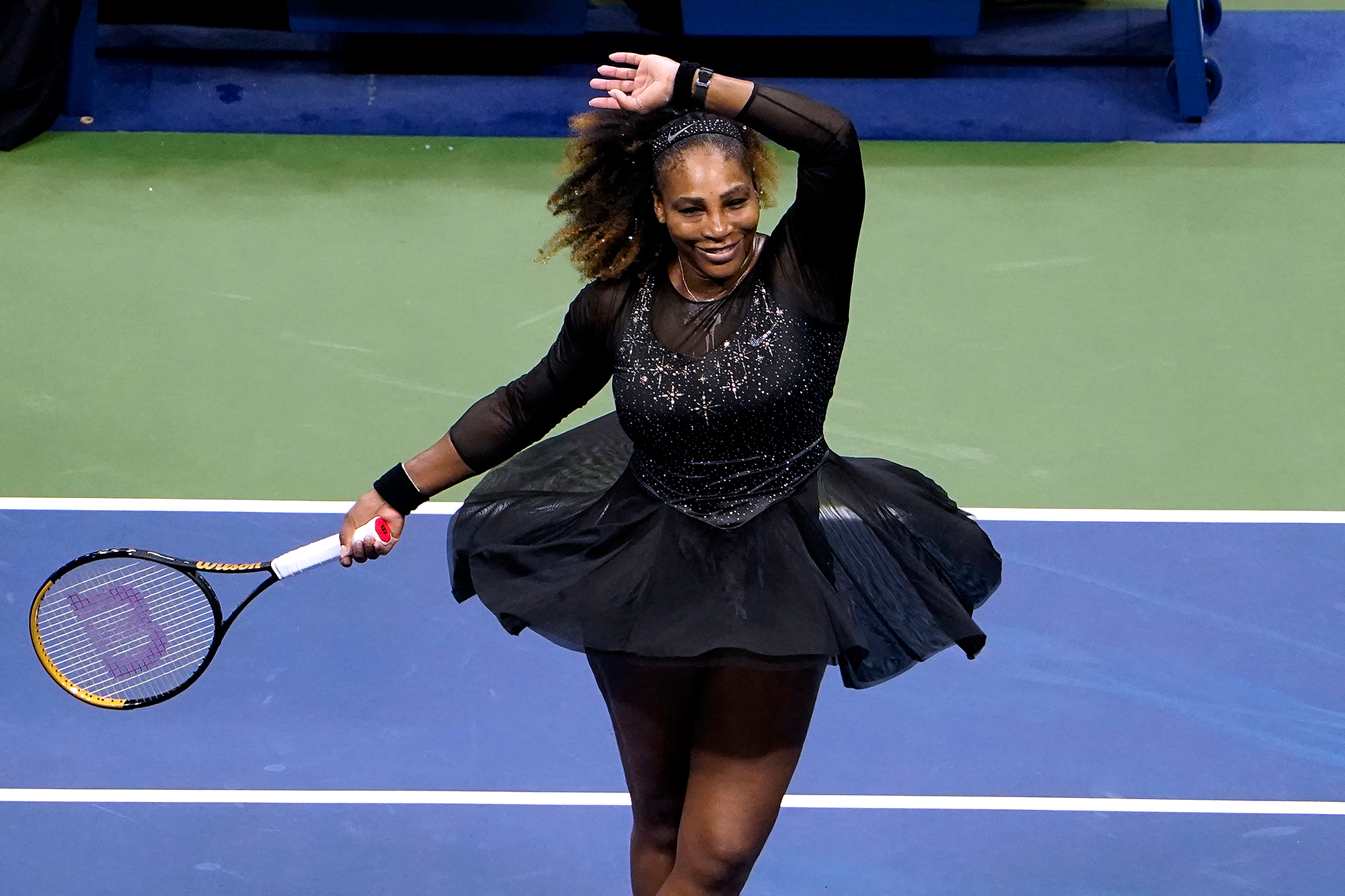 Serena Williams jubelt nach ihrem Sieg über die Montenegrinerin Danka Kovinic während des Erstrundenmatches der Damen beim US Open-Tennisturnier 2022 (Bild: Timothy A. Clary/AFP)