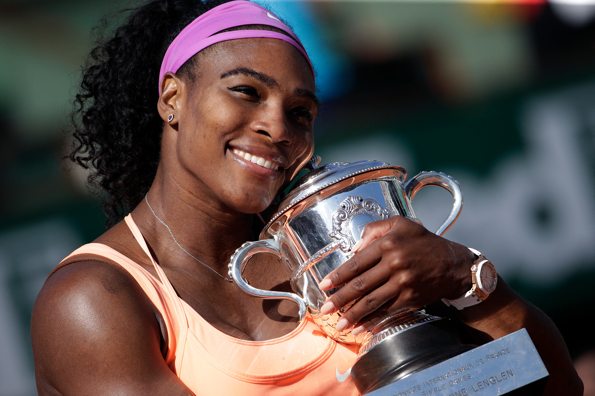 Serena Williams mit dem Pokal der French Open 2015 (Bild: Kenzo Tribouillard/AFP)