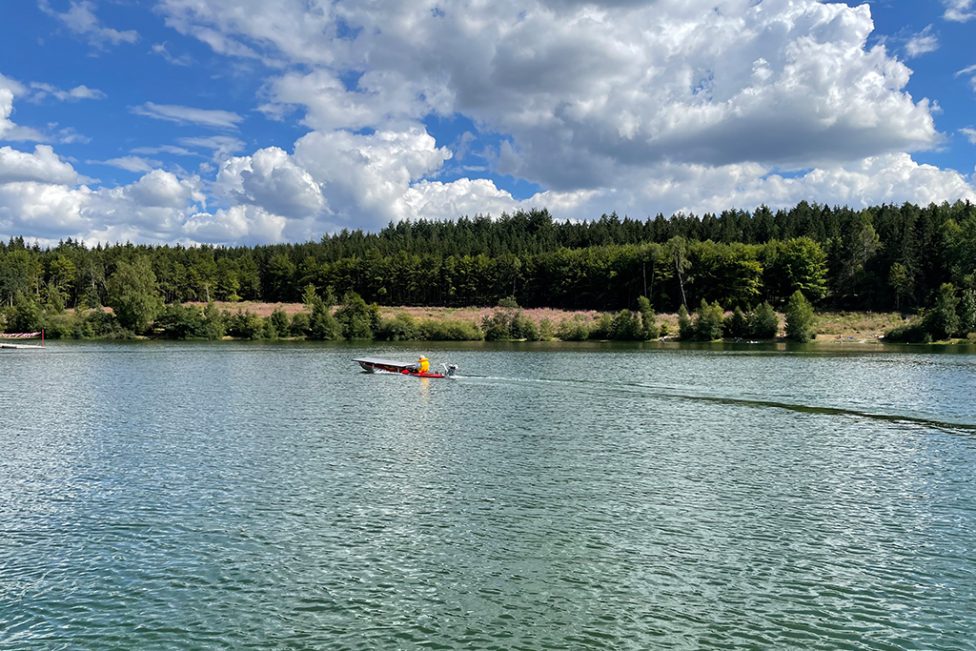 Jungfernfahrt für Solarboot 'Suna' auf dem Bütgenbacher See (Bild: Raffaela Schaus/BRF)