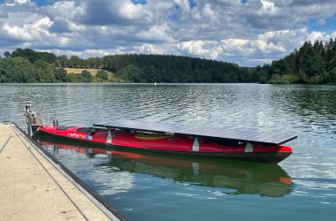 Jungfernfahrt für Solarboot 'Suna' auf dem Bütgenbacher See (Bild: Raffaela Schaus/BRF)