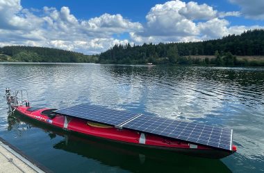 Jungfernfahrt für Solarboot 'Suna' auf dem Bütgenbacher See (Bild: Raffaela Schaus/BRF)