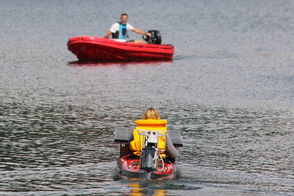 Auch Neele darf das Solarboot testen (Bild: Boris Schmidt/BRF)
