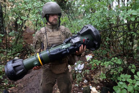 Ukrainischer Soldat mit Panzerabwehrlenkwaffe (Bild: Anatolii Stepanov/AFP)