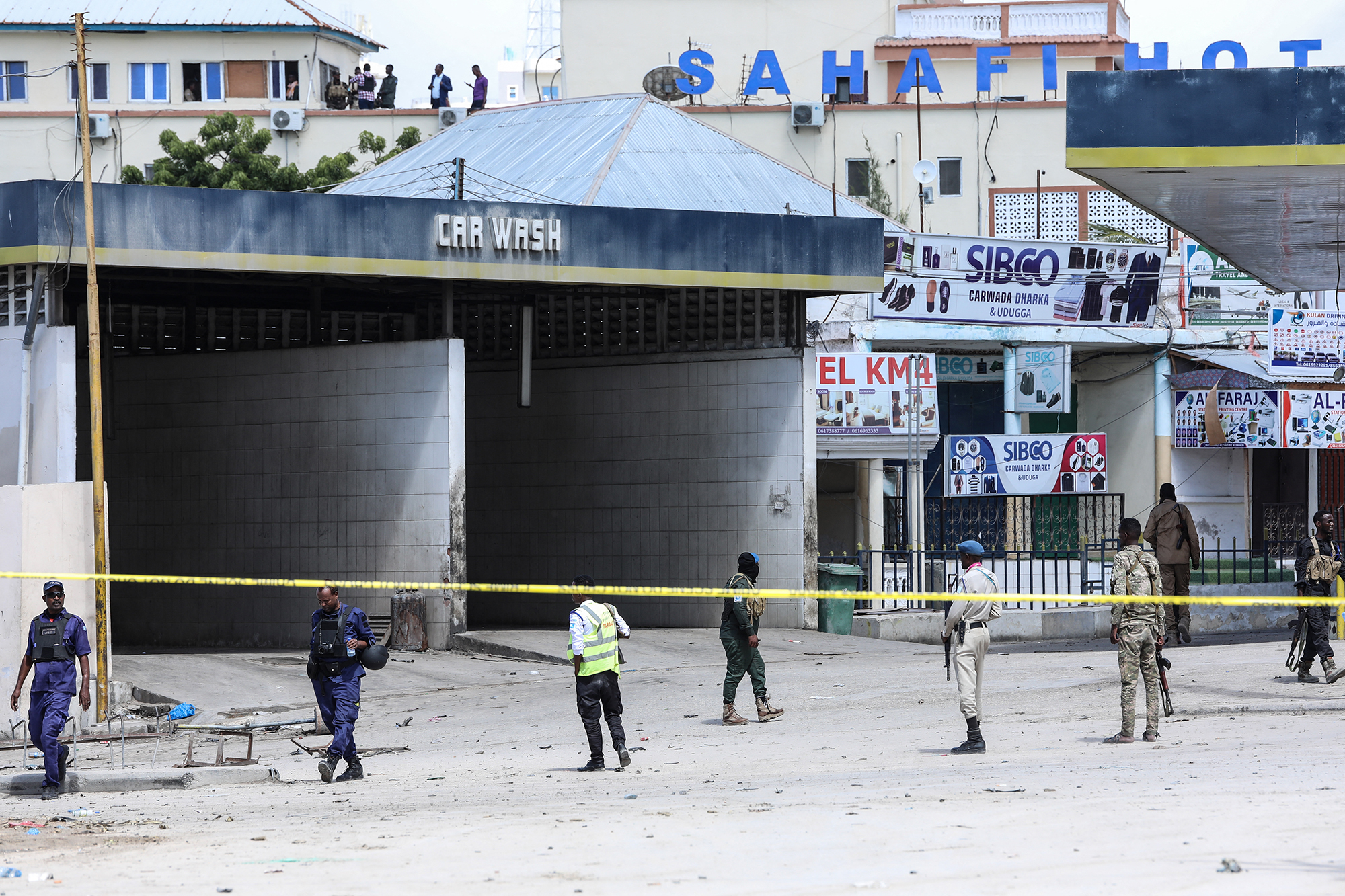 Nach Angriff und Explosionen in Mogadischu: Somalische Sicherheitsleute vor Ort (Bild: Hassan Alu Elmi/AFP)