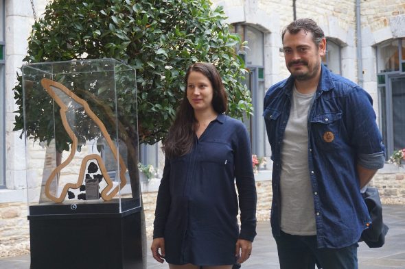 Pierre Gerondal hat die Trophäe für den Sieger des Grand Prix kreiert, hier neben seiner Freundin Justine Corman (Bild: Dogan Malicki/BRF)
