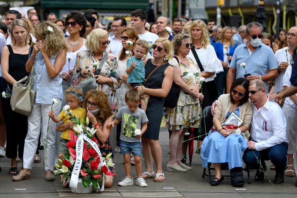 Angehörige der Terroropfer haben sich im Gedenken am Las Ramblas Boulevard versammelt (Bild: Josep Lago/AFP)