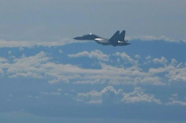 Der Videoausschnitt aus dem chinesischen Staatsfernsehen zeigt einen Kampfjet der chinesischen Streitkräfte über Taiwan (Bild: CCTV/AFP)