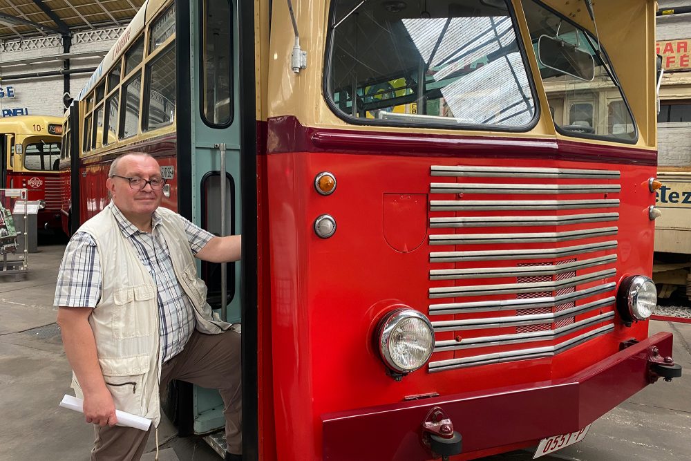 Norbert Gilles aus Eupen führt durch das Lütticher Transport-Museum (Bild: Simonne Doepgen/BRF)