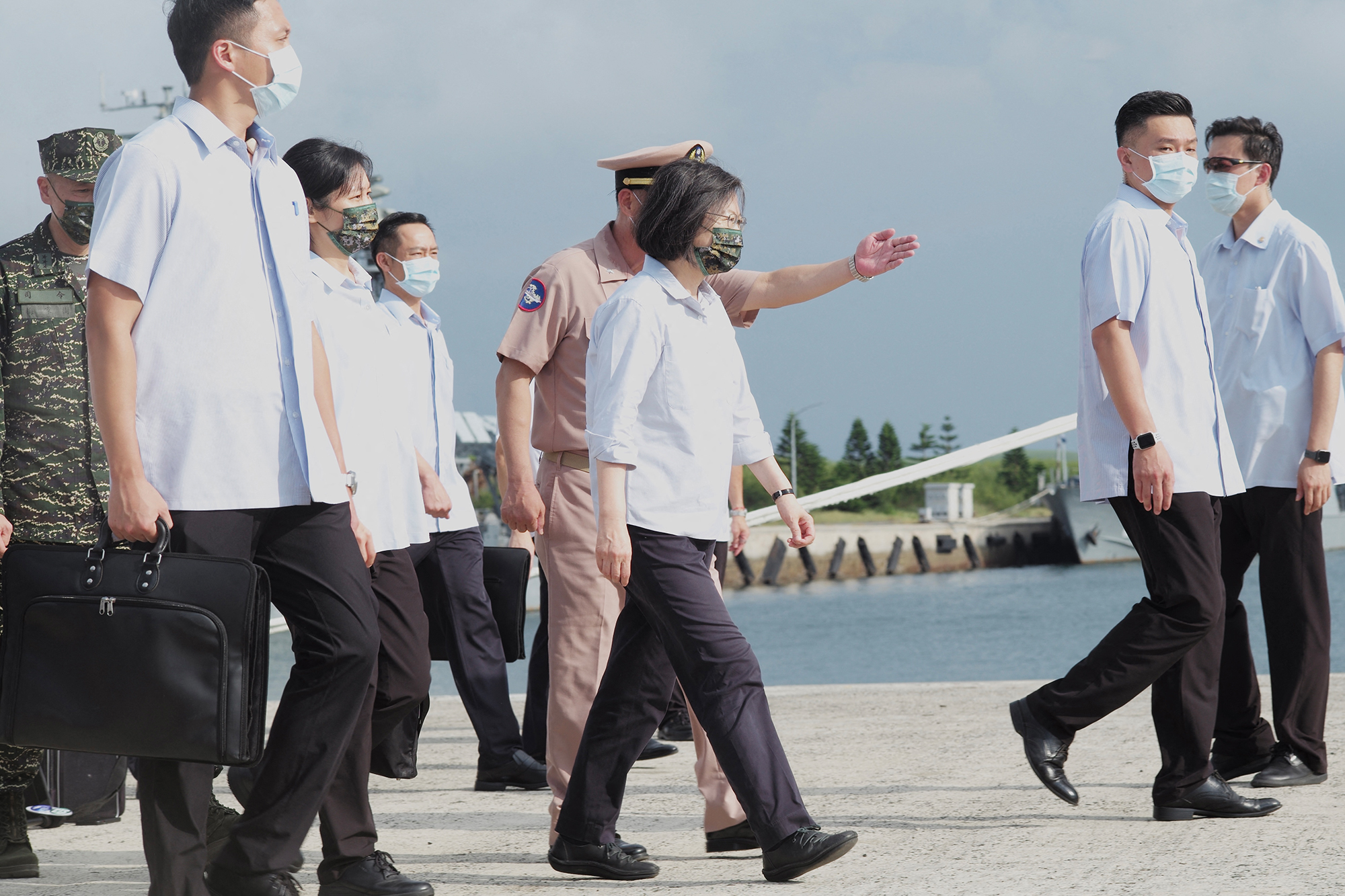 Taiwans Präsidentin Tsai Ing-wen besucht den Luftwaffenstützpunkt auf Penghu Island (Bild: Sam Yeh/AFP)