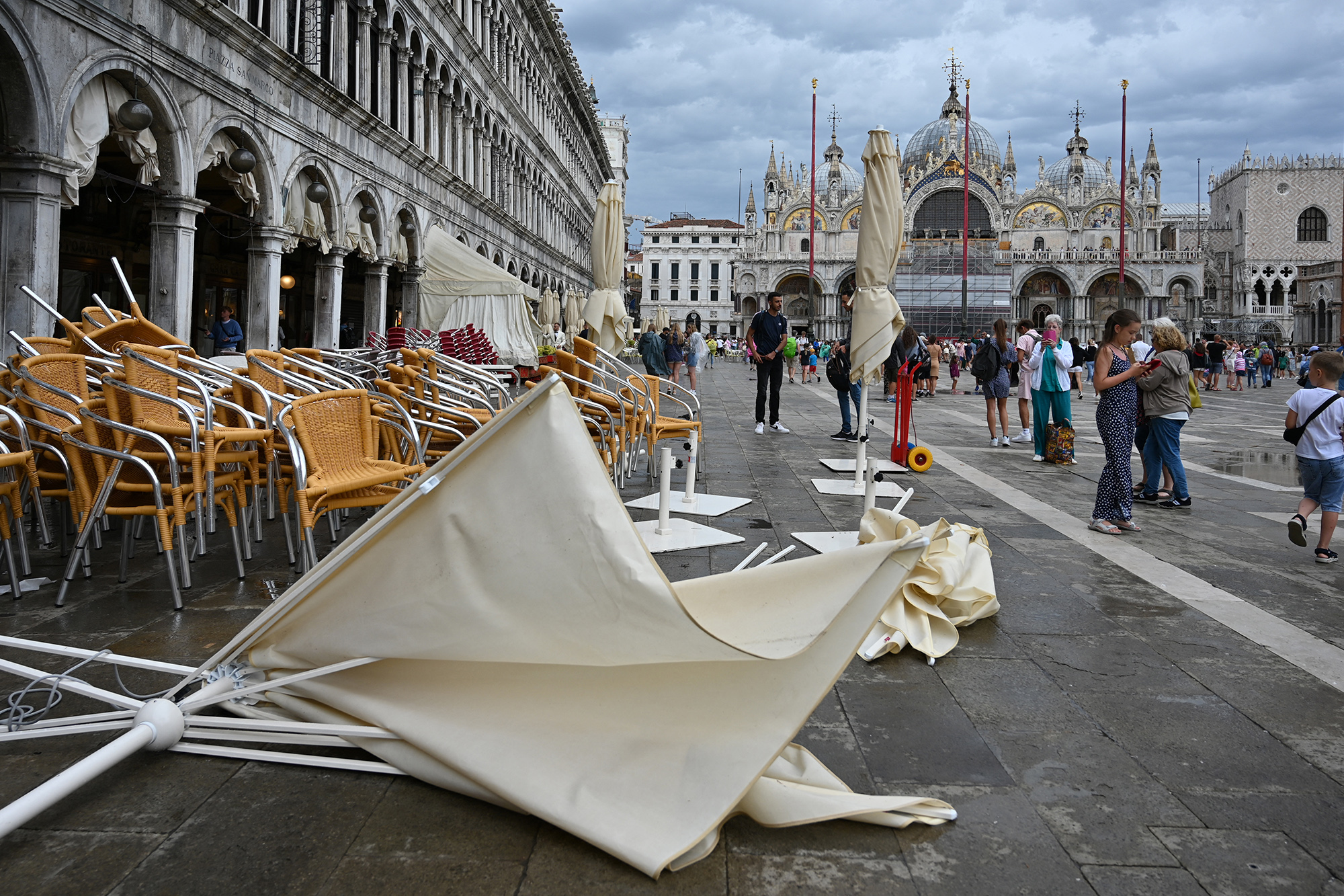 Auch in Venedig kam es heftigen Wind (Bild: Andrea Pattaro/AFP)