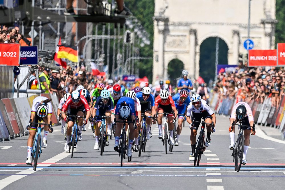 Die Niederländerin Lorena Wiebes gewinnt das Straßenrennen der Europameisterschaft 2022 in München (Bild: Eric Lalmand/Belga)