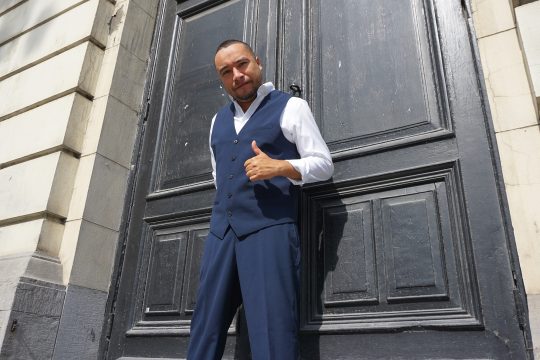 Yves Paquet beim Videodreh im Grand Théâtre von Verviers (Bild: Dogan Malicki/BRF)