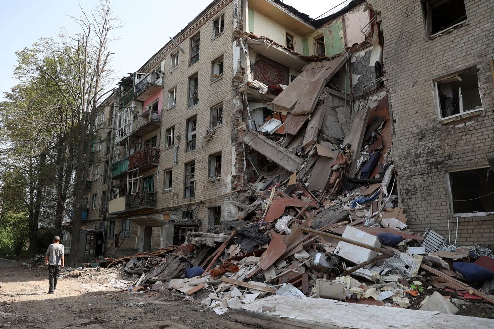 Zerstörtes Wohnhaus in Bachmut, Foto vom 28. August (Bild: Anatolii Stepanov/AFP)