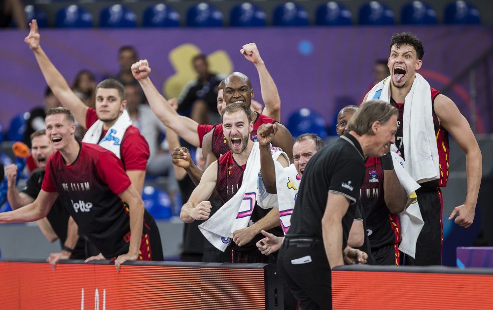 Ausgelassene Freude bei den Belgian Lions nach dem sensationellen Sieg über Weltmeister Spanien (Bild: Nikola Kristic/Belga)