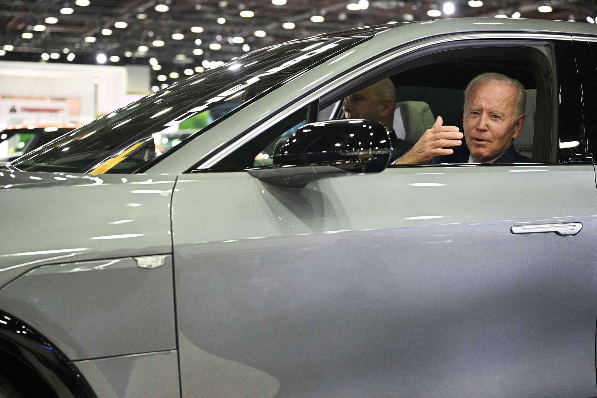 US-Präsident Biden auf dem Autosalon in Detroit (Bild: Mandel Ngan/AFP)