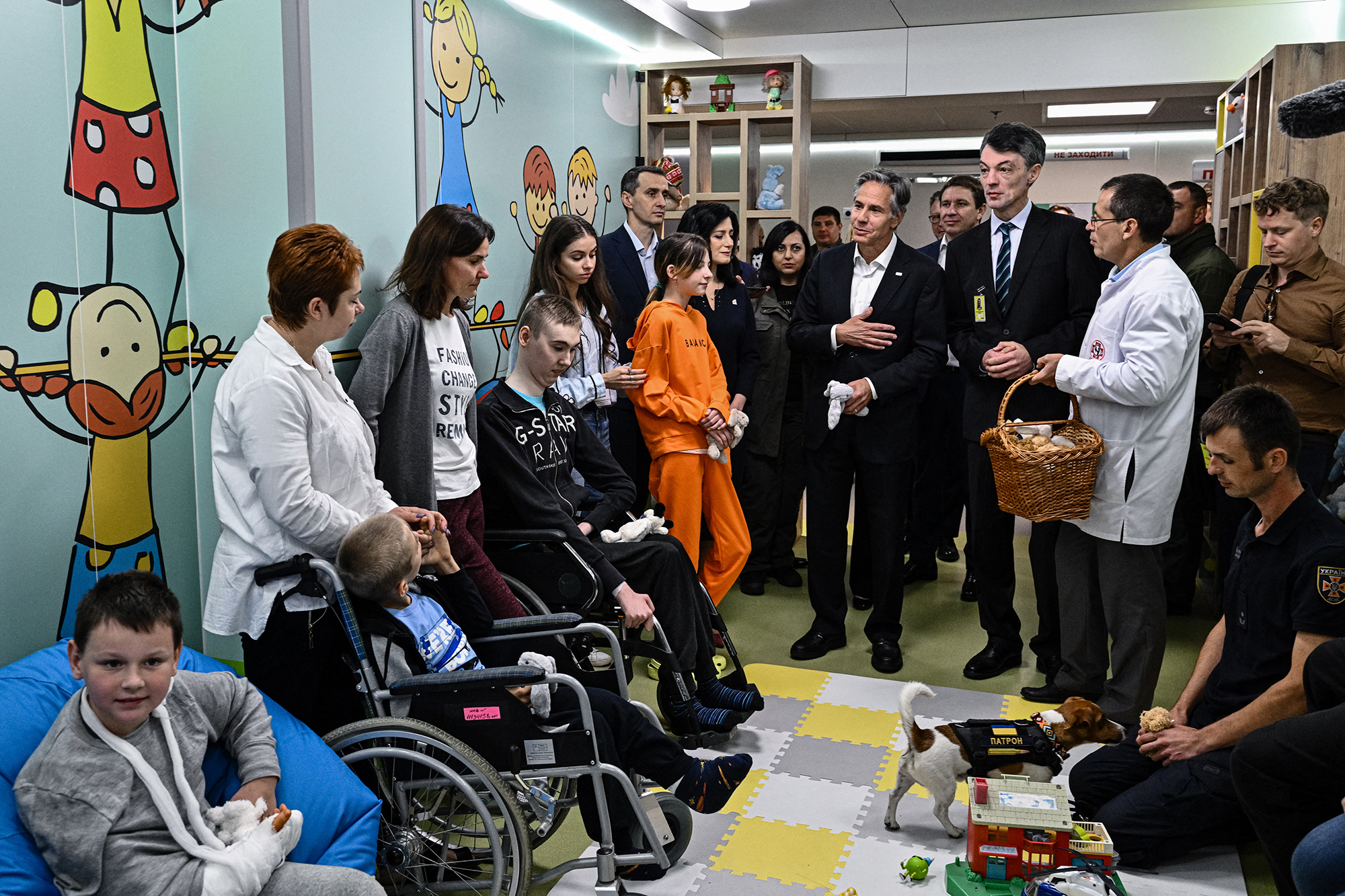 US-Außenminister Antony Blinken (M.) besucht ein Kinderkrankenhaus in Kiew (Bild: Genya Savilov/AFP)