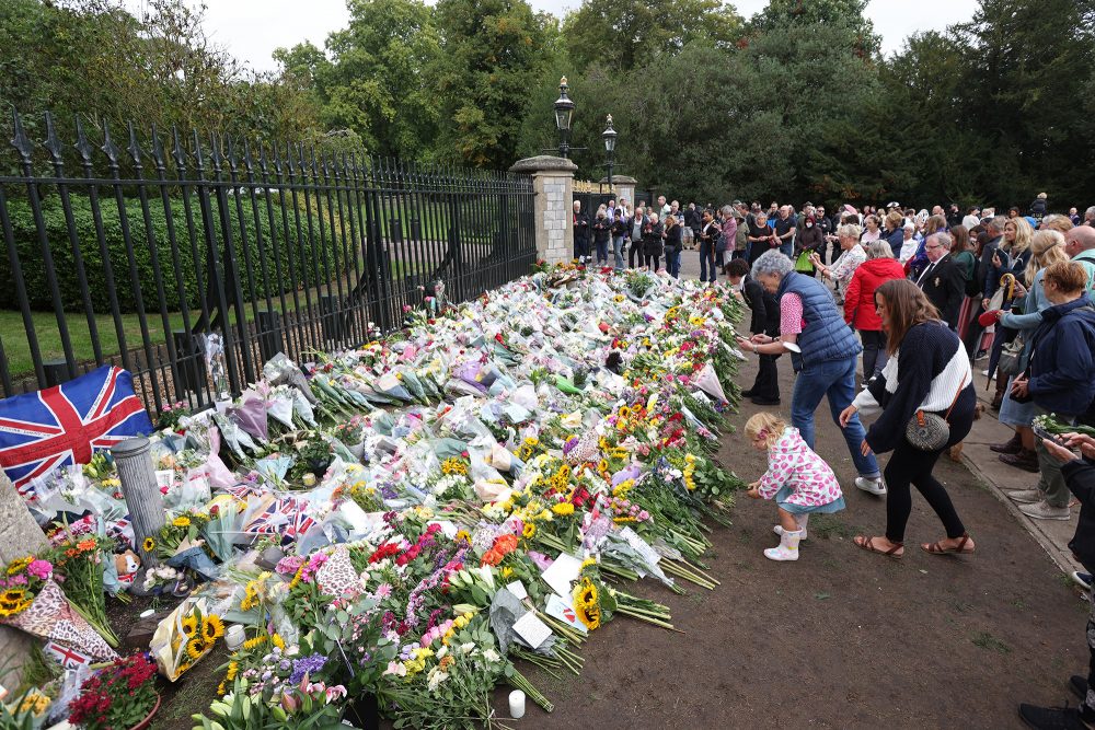 Blumen am Eingang von Windsor Castle (Bild: Adrian Dennis/AFP)