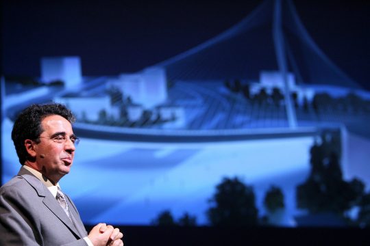 Santiago Calatrava Valls stellt sein Projekt für den Bahnhof in Mons vor - 11. April 2008 (Bild: Virginie Lefour/Belga)