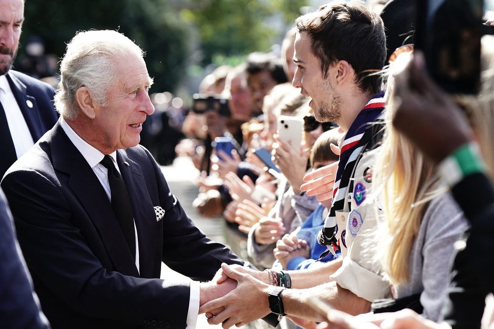 Charles bei Wartenden (Bild: Aaron Chown/Pool/AFP)