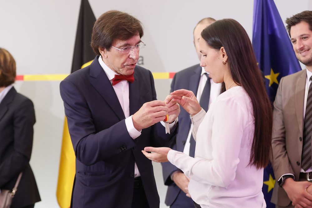 Der wallonische Ministerpräsident Elio di Rupo und die Karate-Kämpferin Luana Debatty bei der Verleihung der Verdienstorden (Bild: Bruno Fahy/Belga)