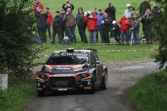 Tobias Brüls/Loris Elst fallen nach der WP7 mit gebrochener Antriebswelle aus (Bild: BRC)