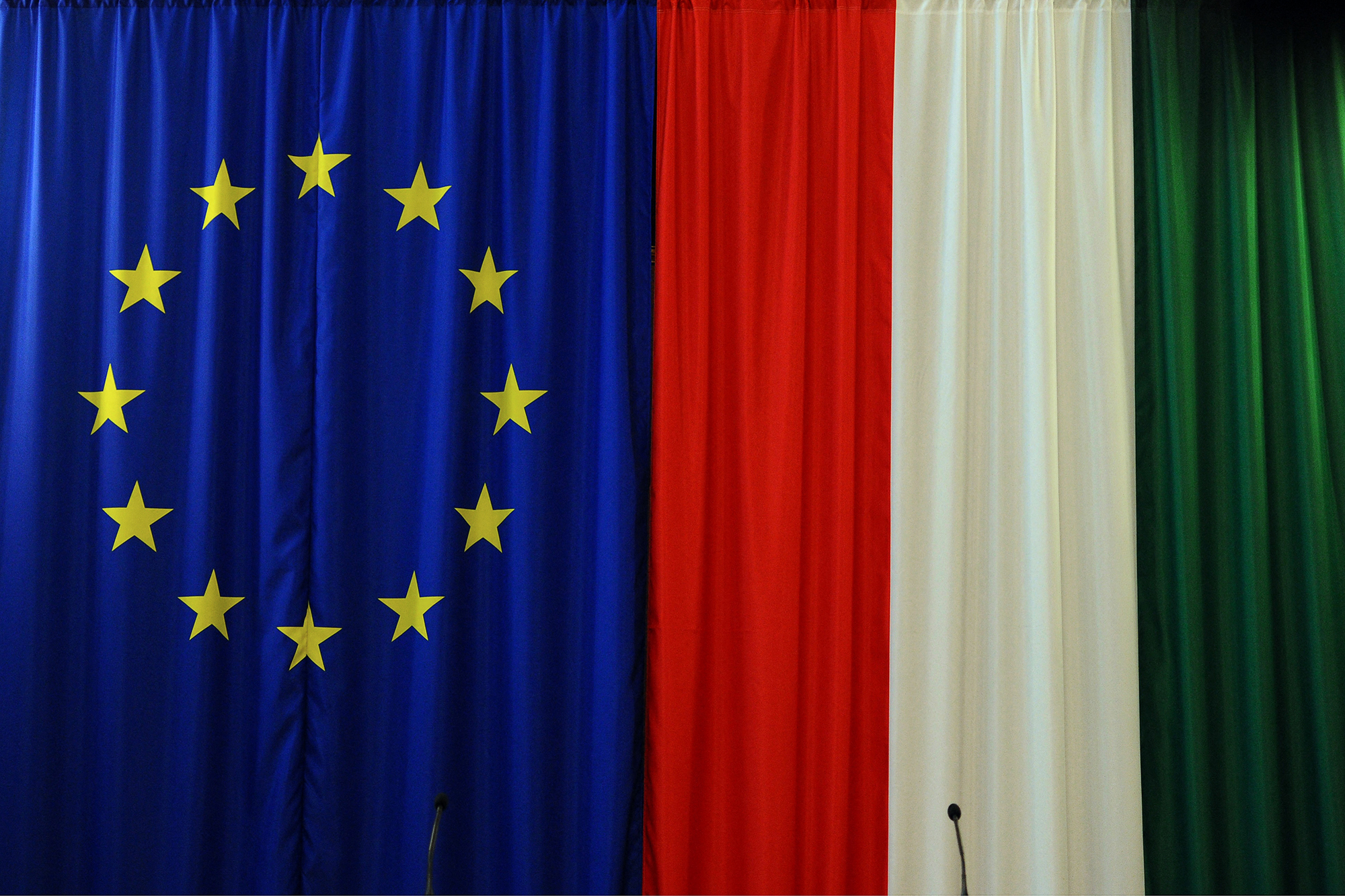 Flaggen der Europäischen Union und Ungarns (Illustrationsbild: Attila Kisbenedek/AFP)