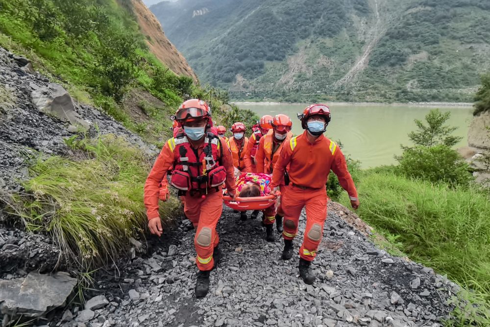 Rettungskräfte bergen eine verletzte Person nach dem Erdbeben im Kreis Luding in der Präfektur Ganzi in der südwestchinesischen Provinz Sichuan (Bild: CNS/AFP)