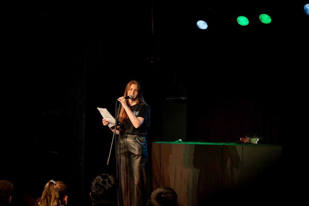 Fabienne Lux beim U20-Poetry-Slam in St. Gallen in der Schweiz (Bild: Ralph Fässler)