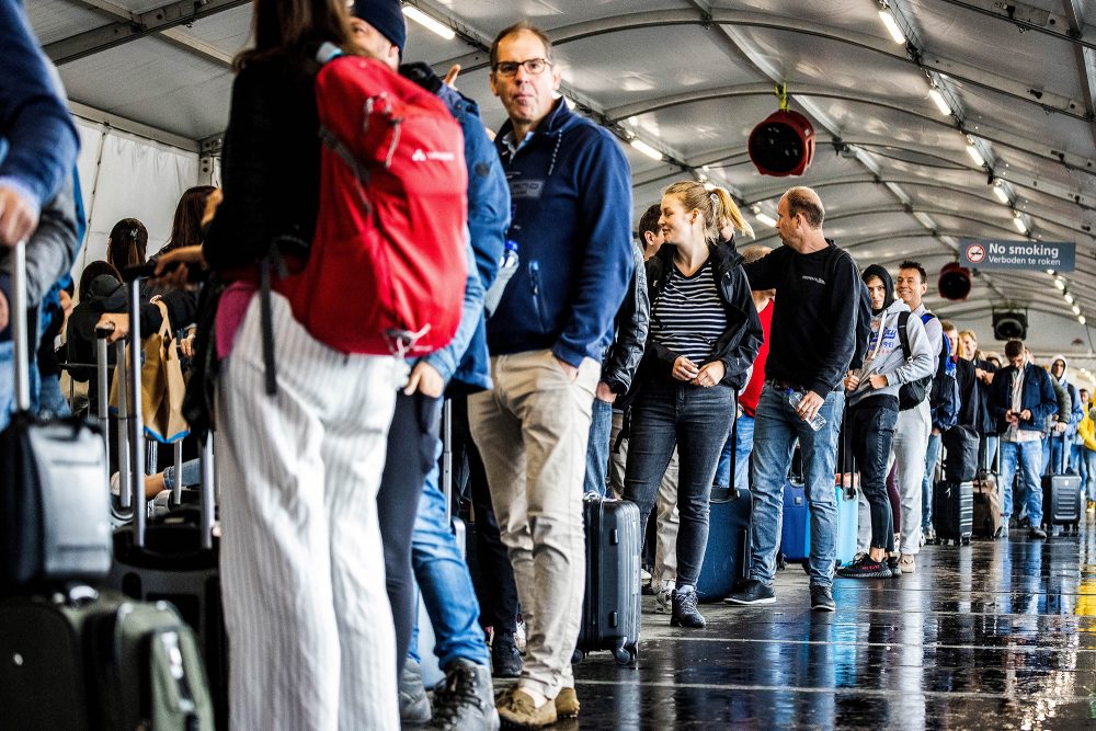 Lange Warteschlangen am Amsterdamer Flughafen Schiphol (Bild: Jeffrey Groeneweg/ANP/AFP)