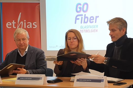 Vertreter von DG-Regierung, Proximus und Ethias gründen die Gesellschaft "Glasfaser Ostbelgien"