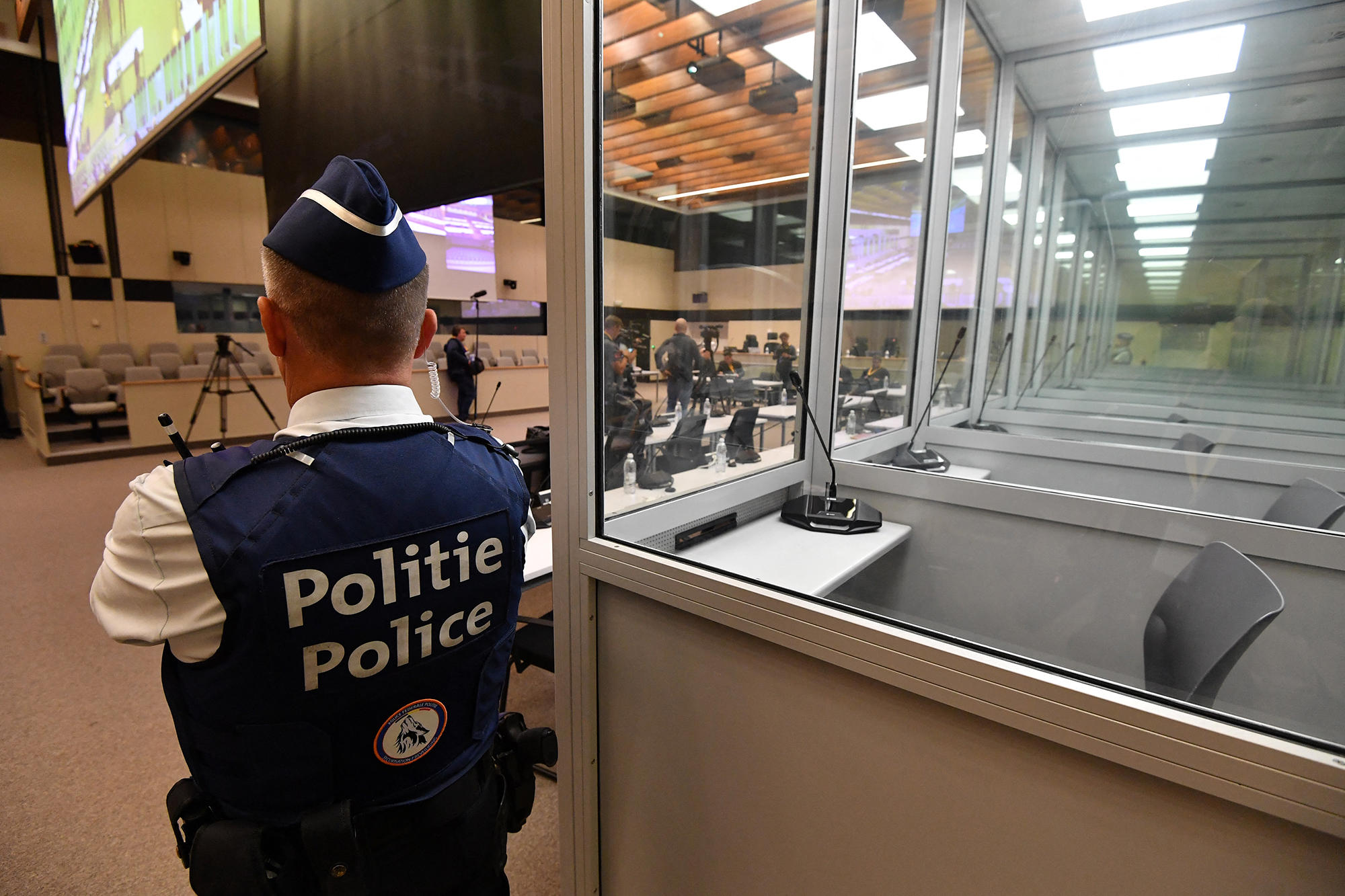 Glaskabinen für die Angeklagten im Brüsseler Terrorprozess