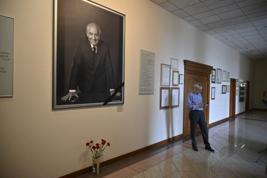 Porträt von Michail Gorbatschow am Hauptsitz der Gorbatschow-Stiftung in Moskau (Bild: Alexander Nemenov/AFP)