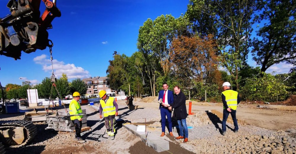 Grundsteinlegung auf dem Kirchplatz: Antonios Antoniadis, Minister für Raumordnung, und Bürgermeister Luc Frank (Bild: Gemeinde Kelmis)