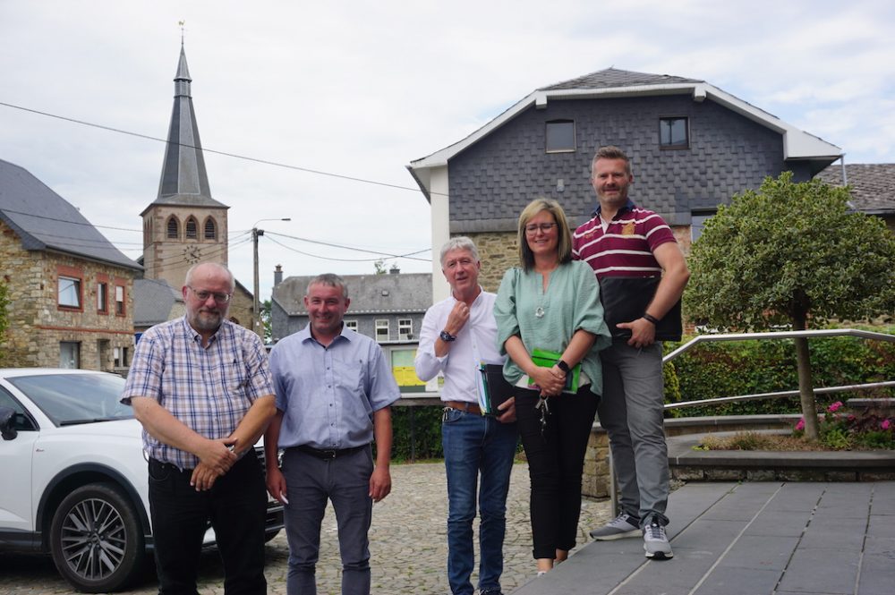 Sind für einen Dialog zwischen Gemeinden, Kirchenfabriken und Bistum: (v.l.n.r.) Bischofsvikar Emil Piront und die Bürgermeister Erik Wiesemes, Friedhelm Wirtz, Marion Dhur und Daniel Franzen (Bild: Stephan Pesch)