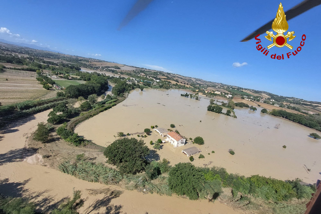 Überflutete Gebiete in Senigallia in der italienischen Provinz Ancona (Bild: Handout/Vigili del Fuoco/AFP)