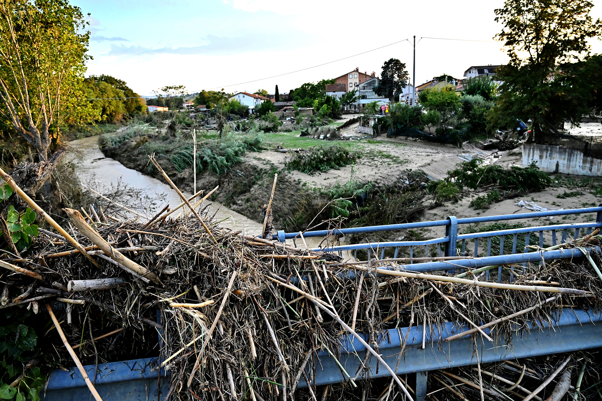 Überschwemmtes Feld in Pianello di Ostra in der italienischen Provinz Ancona (Bild: Alberto Pizzoli/AFP)