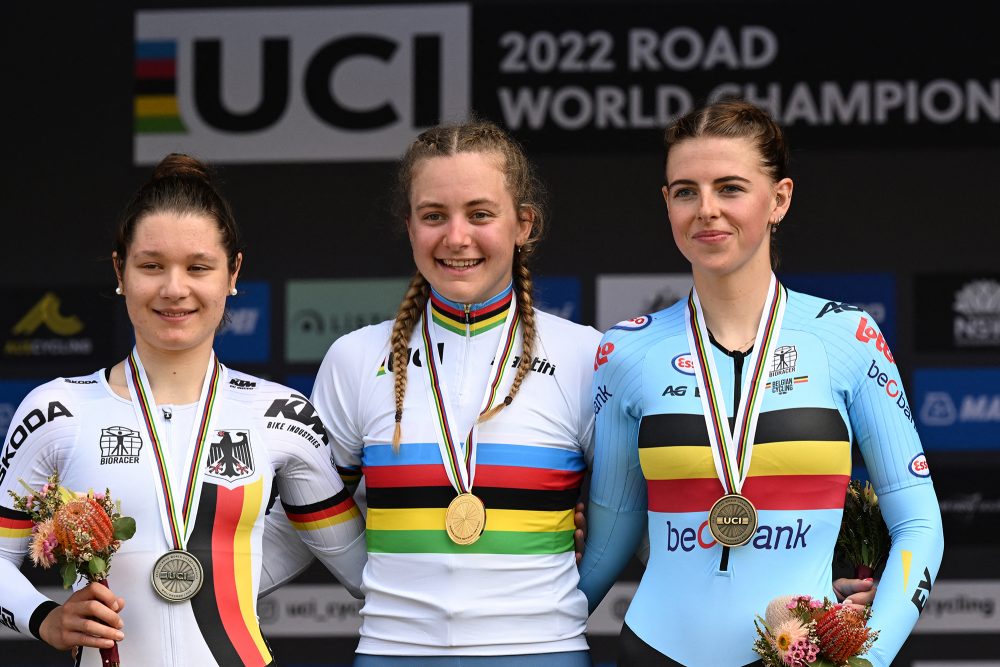 Podium der Juniorinnen im Zeitfahren: Gold für Zoe Bäckstedt, Silber für Justyna Czapla und Bronze für Febe Jooris (Bild: William West/AFP)