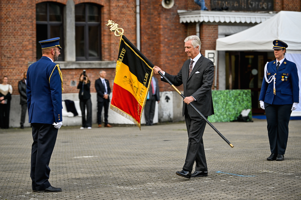 König Philippe überreicht DSU-Direktor Roland Pacolet die belgische Fahne (Bild: Eric Lalmand/Belga)