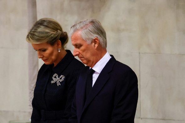 König Philippe und Königin Mathilde erweisen Queen Elizabeth die letzte Ehre (Bild: Sarah Meyssonnier/AFP)