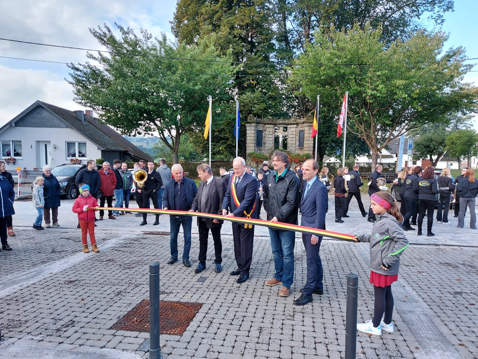 Einweihung des neu gestalteten Dorfplatzes in Lommersweiler (Bild: Gemeinde St. Vith)